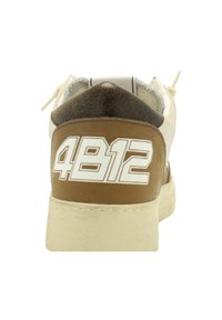 Sneaker marrone e beige con un logo bianco "4B12" sul tallone, caratterizzato da una superfice testurizzata, accenti cuciti e una suola in gomma.