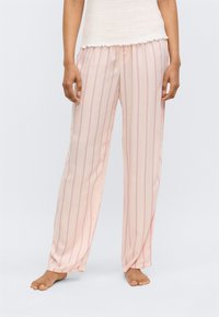 Ελαφριά παντελόνια πιτζάμας σε απαλό ροζ χρώμα με κάθετες ρίγες σε πιο σκούρο ροζ. Χαλαρή εφαρμογή με ελαστική μέση και ελαφριά υφή.