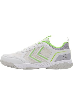 Weißer Sportschuh mit grünen Akzenten, Mesh-Seitenteilen und gepolsterter Sohle, von der Außenseite vor weißem Hintergrund gezeigt.