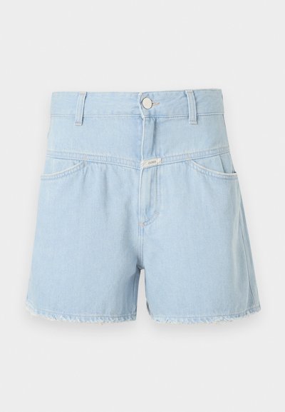 Lyseblå denimshorts med høy midje, fem lommer, frynset kant og enkelt knappelukking. Materialet er mykt og teksturert.