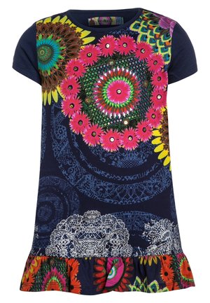 Navy blauwe jurk met korte mouwen, versierd met kleurrijke bloemen en kantachtige mandala patronen, en een gerimpelde zoom met felle bloemen.