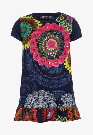 Navy blauwe jurk met korte mouwen, versierd met kleurrijke bloemen en kantachtige mandala patronen, en een gerimpelde zoom met felle bloemen.