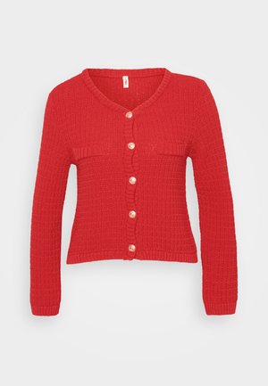 Cardigan rouge tricoté avec un col en V, des manches longues et une fermeture à boutons comportant six boutons ronds de couleur crème ainsi que deux poches plates.