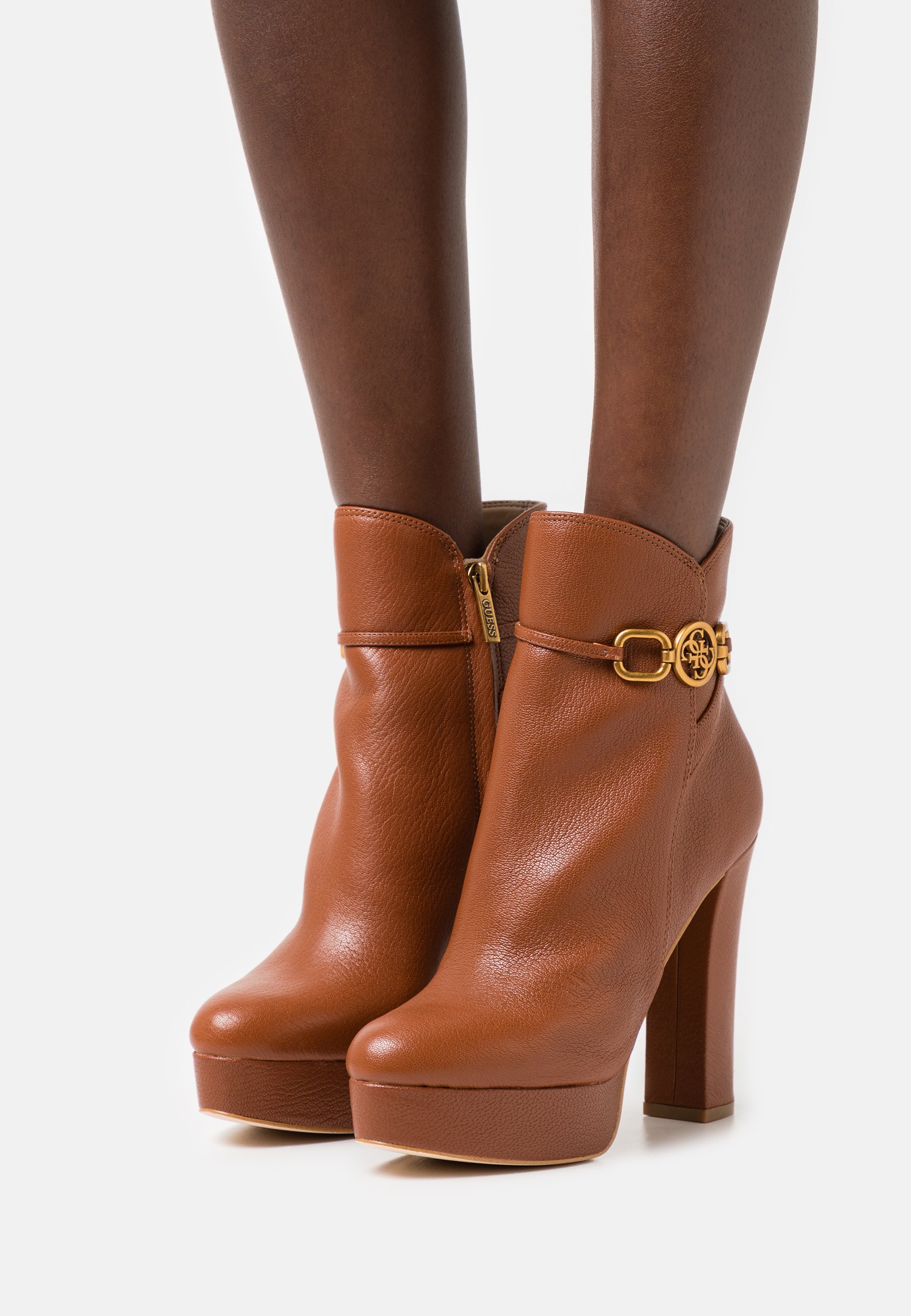 Guess SADORA - Botines con plataforma - braun/coñac - Zalando.es