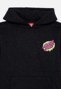 Sweatshirt à capuche noir en coton. Présente un logo graphique vibrant vert et rose sur la poitrine gauche. Poche kangourou à l'avant incluse.