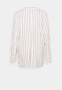 Weißes Langarmhemd mit roten vertikalen Streifen, mit knöpfbaren Manschetten und einer mittigen Rückenfalte, von hinten auf einem neutralen Hintergrund gezeigt.