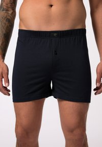 Pantaloni boxer in cotone blu navy scuro con vita elasticizzata, apertura con bottone funzionante e una texture liscia, adatti per comfort e vestibilità.