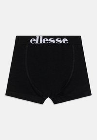 Boxer neri realizzati in tessuto morbido. Presentano un logo "ellesse" bianco sulla cintura elastica, con dettagli di cucitura funzionali.