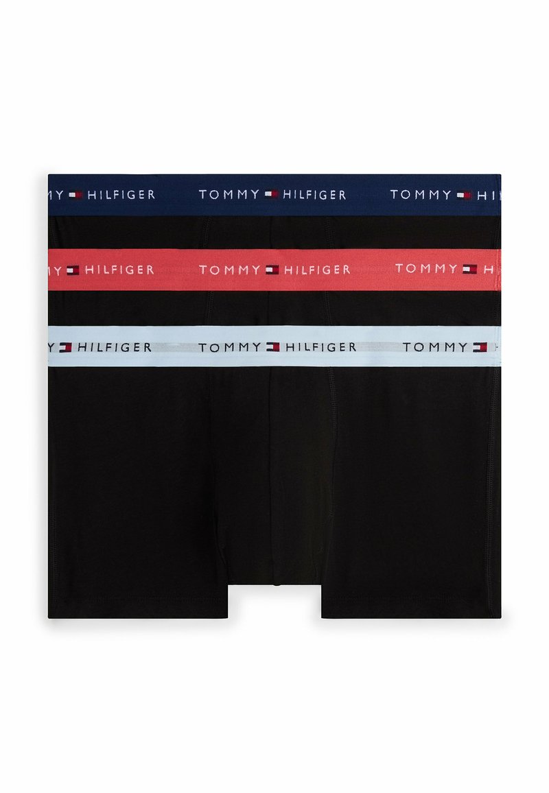 Ensemble de quatre paires de boxers noirs avec ceintures élastiques contrastantes en marine, rouge, bleu clair et blanc arborant le logo "TOMMY HILFIGER".