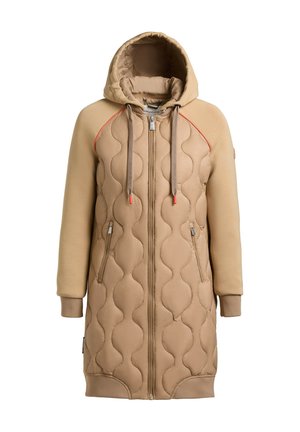 Long manteau matelassé beige avec capuche, fermeture éclair à l'avant, poches zippées, poignets côtelés et cordons avec embouts rouges sur fond blanc.