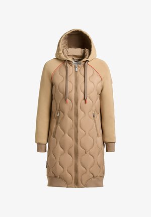 Dlouhý béžový prošívaný kabát s kapucí, předním zipem, kapsami na zip, žebrovanými manžetami a stahovacími šňůrkami s červenými konci na bílém pozadí.