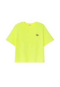 T-shirt en coton jaune fluo avec des manches courtes, un col rond et un logo "Super Chips" en orange et bleu sur la poitrine gauche.
