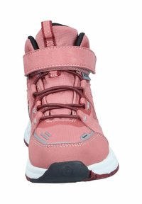 Růžová sportovní obuv s vysokým designem, vybavená polstrovaným límcem kolem kotníku, nastavovacími popruhy a šněrováním. Gumová podrážka a textilní materiál.