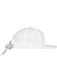 Fehér baseball sapka lapos szélekkel, hátul egy fekete-fehér mintás bandana kötve. Hálós anyagból készült, amely biztosítja a légáteresztő képességet.