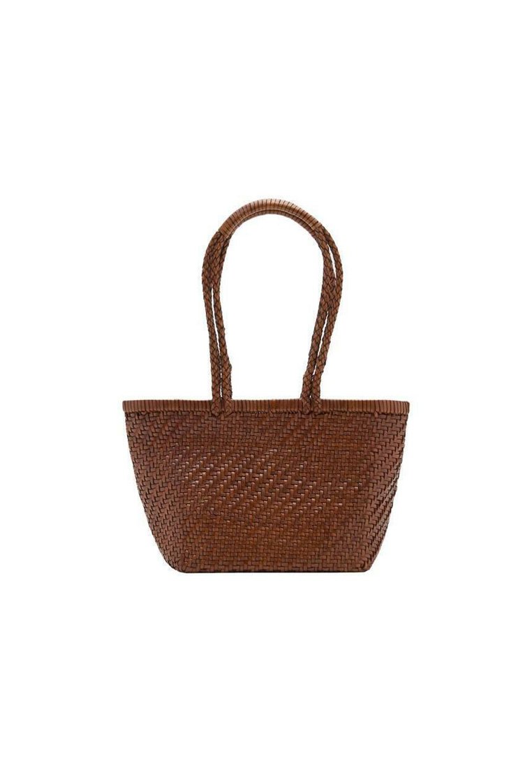 Borsa tote intrecciata marrone con due manici, caratterizzata da una forma rettangolare e superficie testurizzata. Il design con apertura superiore migliora l'accessibilità.