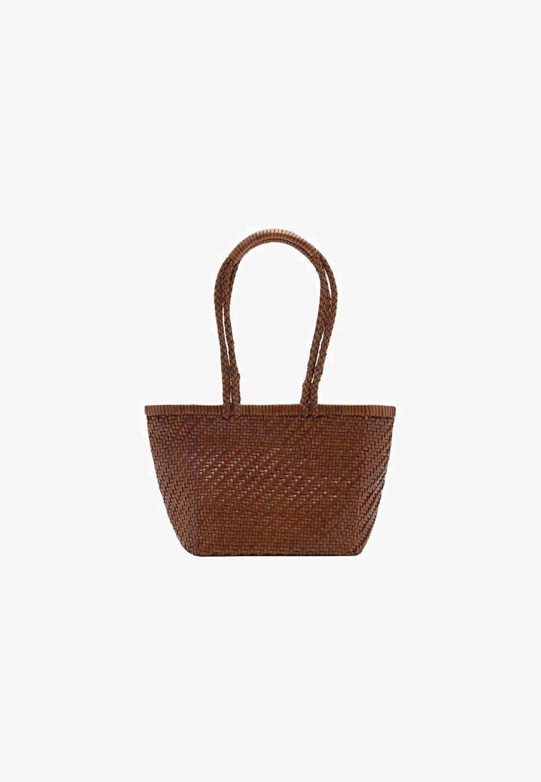 Borsa tote intrecciata marrone con due manici, caratterizzata da una forma rettangolare e superficie testurizzata. Il design con apertura superiore migliora l'accessibilità.