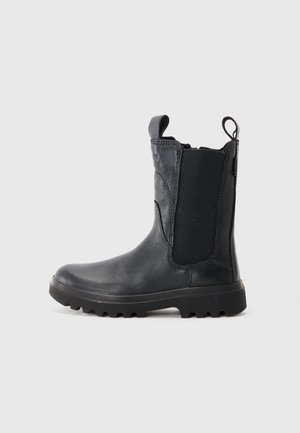 Botín negro de cuero con paneles laterales elásticos, lengüeta y suela de goma texturizada. Presenta una puntera redondeada y un diseño elegante.