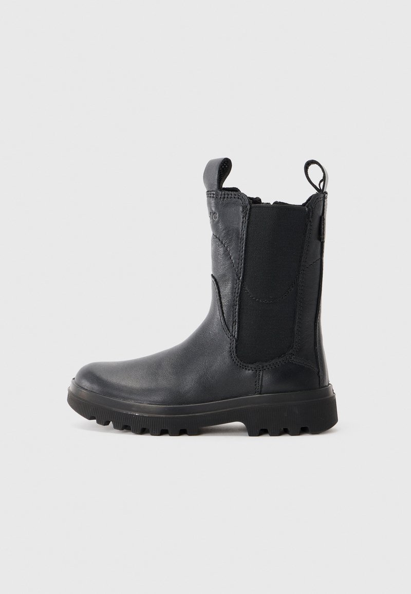 Botín negro de cuero con paneles laterales elásticos, lengüeta y suela de goma texturizada. Presenta una puntera redondeada y un diseño elegante.