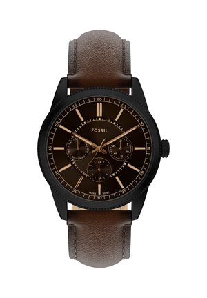 Montre-bracelet Fossil pour homme avec cadran noir, trois sous-cadrans indiquant le jour, l'heure sur 24 h et les secondes, et un bracelet en cuir marron.