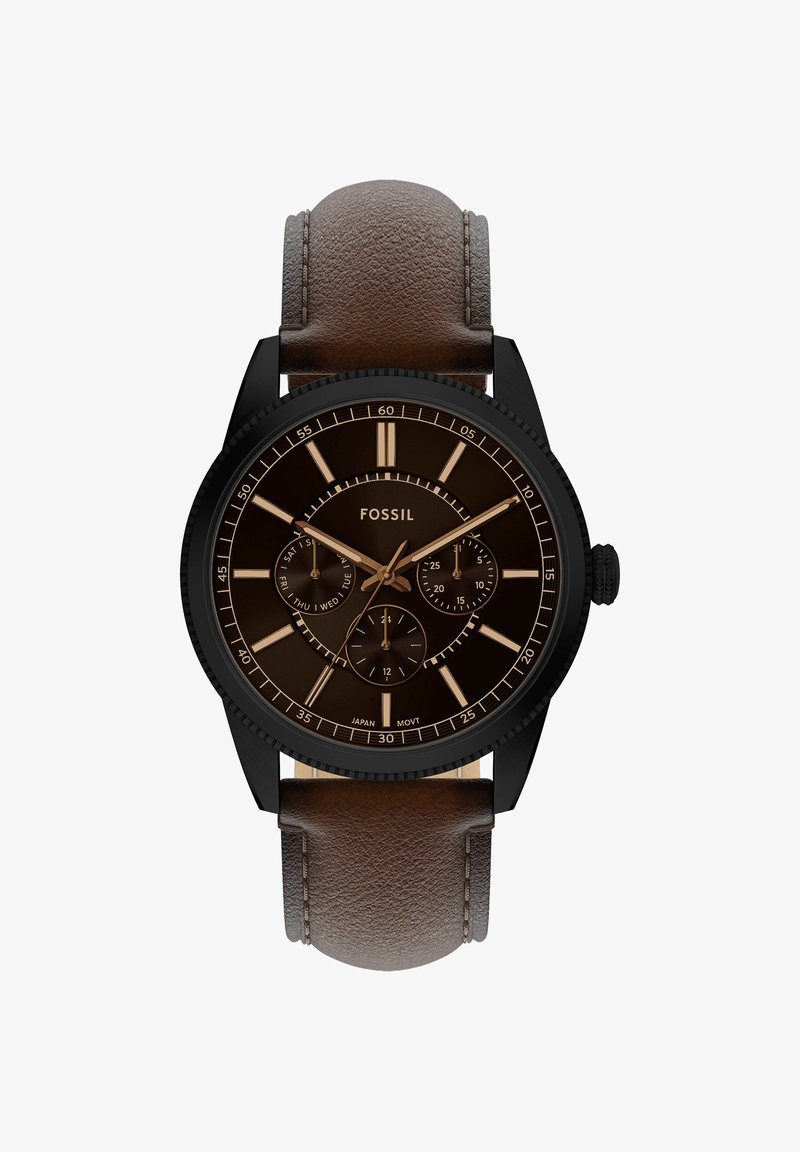 Montre-bracelet Fossil pour homme avec cadran noir, trois sous-cadrans indiquant le jour, l'heure sur 24 h et les secondes, et un bracelet en cuir marron.