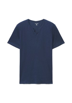 Granatowy T-shirt z krótkim rękawem, dekoltem w kształcie litery V i trzema czarnymi guzikami przy kołnierzu, wykonany z miękkiej, teksturowanej tkaniny.