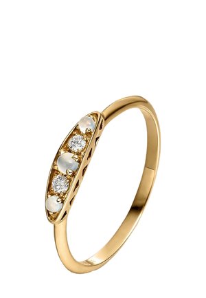 Anillo de oro con un diseño delicado que presenta tres perlas blancas redondas y dos diamantes transparentes, engastados en una banda texturizada.
