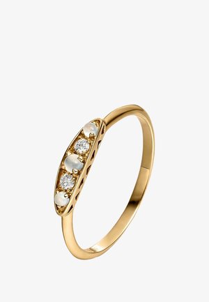 Anillo de oro con un diseño delicado que presenta tres perlas blancas redondas y dos diamantes transparentes, engastados en una banda texturizada.