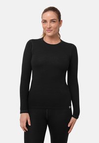 Schwarzes langärmliges Thermoshirt, figurbetontes Design, weiche Textur, Rundhalsausschnitt, kontrastierende Nähte, kombiniert mit passenden schwarzen Hosen.