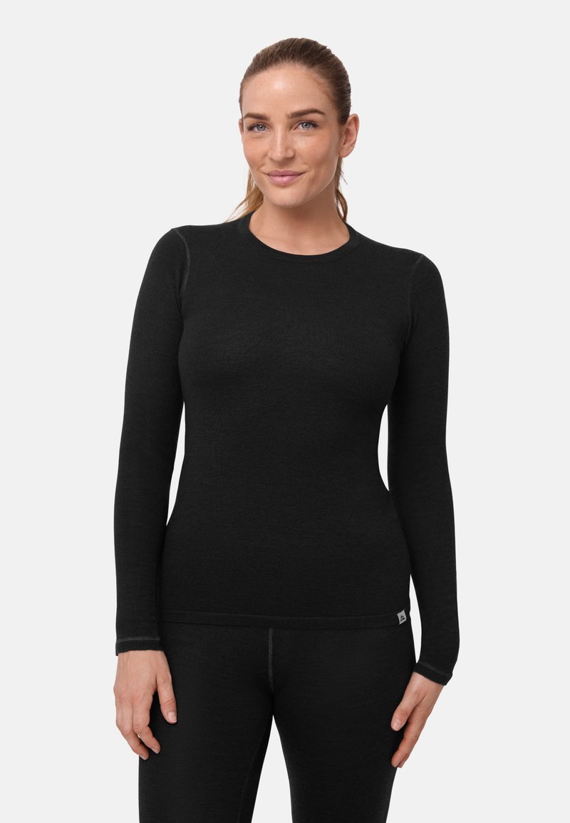 Schwarzes langärmliges Thermoshirt, figurbetontes Design, weiche Textur, Rundhalsausschnitt, kontrastierende Nähte, kombiniert mit passenden schwarzen Hosen.