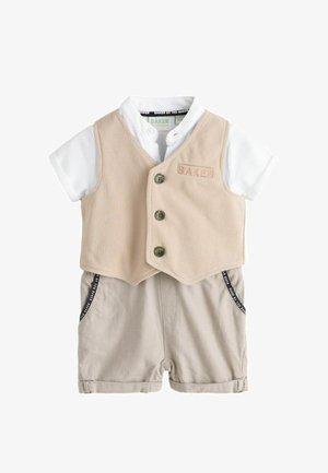 Baltas trumpomis rankovėmis marškinėlis su smėlio spalvos liemene su sagomis ir derančiais smėlio spalvos šortais su juoda firminės apdailos juostele kišenėse.