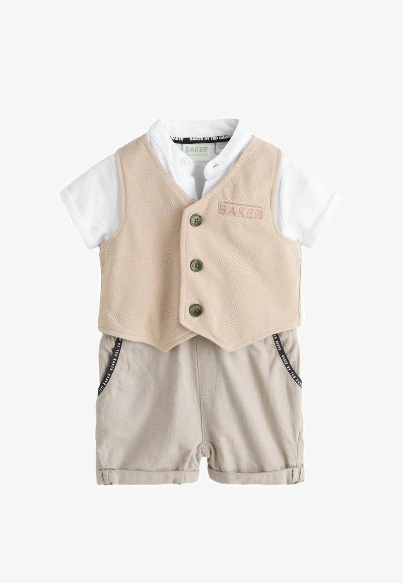 Biała koszula z krótkim rękawem, beżową kamizelką na guziki oraz beżowymi szortami z czarnym, markowym obszyciem na kieszeniach.