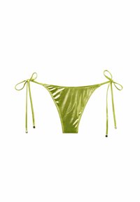 Bas de bikini métallique vert avec des liens étroits sur les côtés. Le tissu a une texture brillante et présente des ombres variables ainsi que des bords lisses.