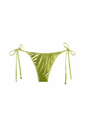 Grüner metallischer Bikiniunterteil mit schmalen Bändern an den Seiten. Der Stoff hat eine glänzende Textur und weist variable Schattierungen sowie glatte Kanten auf.