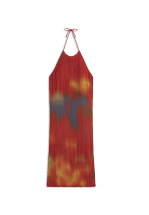 Crvena haljina bez rukava s plisiranim tkanjem i batik uzorcima u žutoj, plavoj i narančastoj boji, vezana oko vrata tankim trakama.