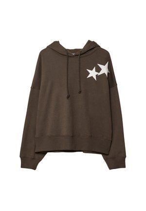 Smeđa dukserica od mekog materijala, s krojem koji završava iznad struka i s dva bijela aplikacija u obliku zvijezda s lijeve strane. Ima šnuru za podešavanje kapuljače.