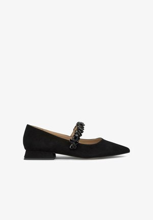 Scarpe Mary Jane in suede nero con punta affusolata, tacco basso a blocco e cinturino decorativo in perline nere sulla parte superiore del piede.