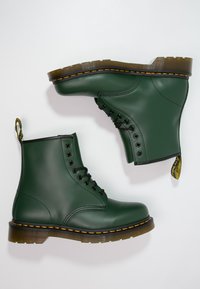 Dr. Martens Botines con cordones - grün