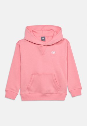 Sweat à capuche rose pour enfants avec poche avant, manches longues, capuche et logo New Balance blanc sur la poitrine.