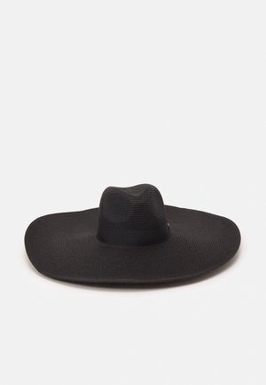 Zwarte breedgerande geweven zonnehoed met een afgeronde kroon en een zwarte band rond de basis van de kroon.