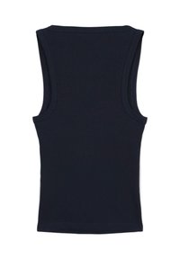 Canotta senza maniche blu navy realizzata in cotone a coste. Presenta un girocollo e orlo cucito. Design semplice e aderente.
