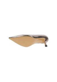Zapato de tacón alto con punta afilada en material bronce metálico, con una silueta elegante, tacón de aguja y una textura suave y reflectante.