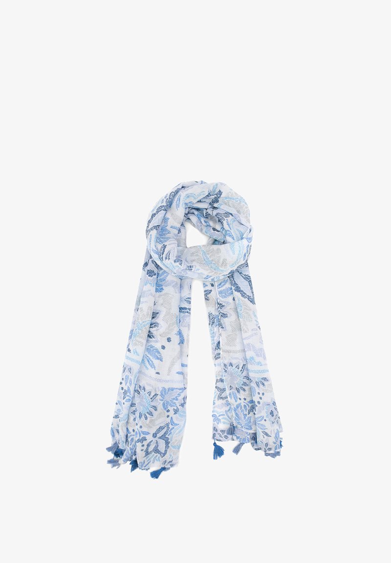 Sciarpa blu chiaro e bianca con motivi floreali e fogliari, piegata in modo morbido con frange alle estremità su sfondo bianco.