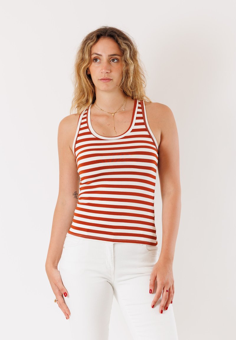 Top a righe con strisce orizzontali rosse e bianche, design racerback e forma aderente. Realizzato in tessuto di cotone elasticizzato.