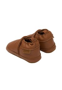 Chaussures pour bébé en cuir marron avec un bout rond, une ouverture élastique et une doublure douce. Présente une petite étiquette en tissu sur le côté.