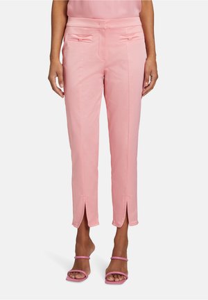 Rosa, taillierte Cropped-Hosen mit Schlitzen am Saum, ausgestattet mit vorderen Taschen. Glattes Material mit leichtem Glanz.