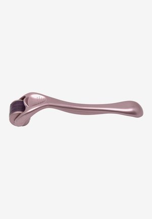 Roze gouden derma roller met een lange, gebogen handgreep en een rollerkop voorzien van meerdere kleine naalden voor huidbehandeling. Over het algemeen een zachte textuur.