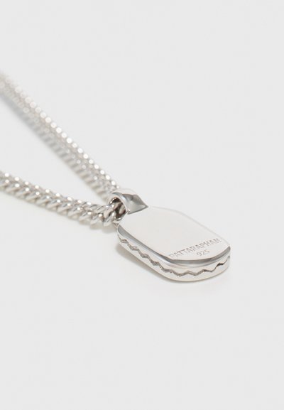 Collier en argent avec une chaîne texturée et un pendentif à bord ondulé. Le pendentif est gravé de "PATTARAPHAN" et de "925."