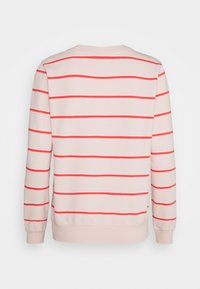 Ljusrosa sweatshirt med röda horisontella ränder, rund hals, lång ärm och ribbade ärmslut, med rak fåll och mjuk textur.