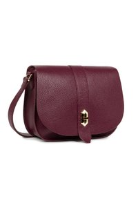 Borsa a tracolla in pelle color bordeaux con pattina arrotondata, accessori in oro e finitura texturizzata. Include una tracolla regolabile.