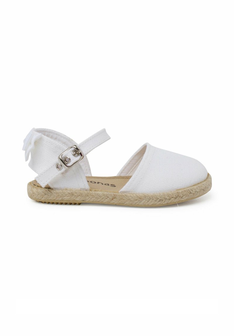 Balti espadriliai su kanapių viršumi, uždara nosis, slingback dirželis su metalinėmis detalėmis ir pynimo jūros dumblių padas. Dekoratyvinė juosta kulne.